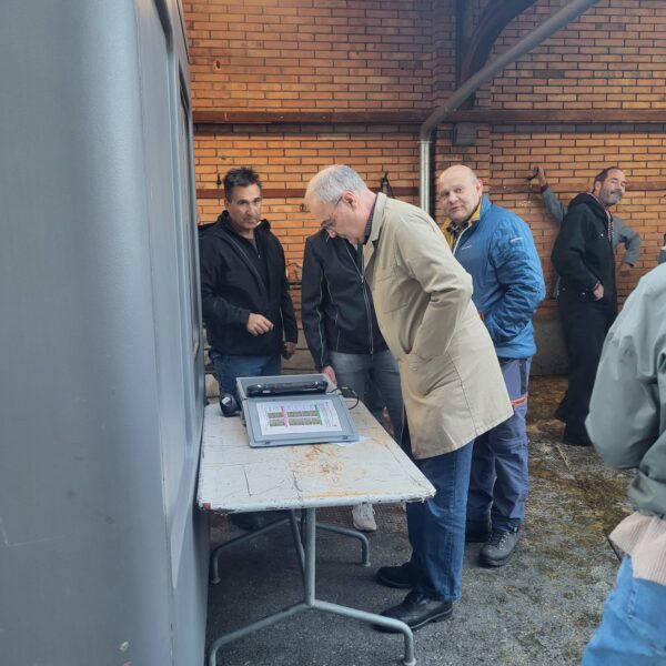 Bundesrat Guy Parmelin besucht den Schlachtviehmarkt.